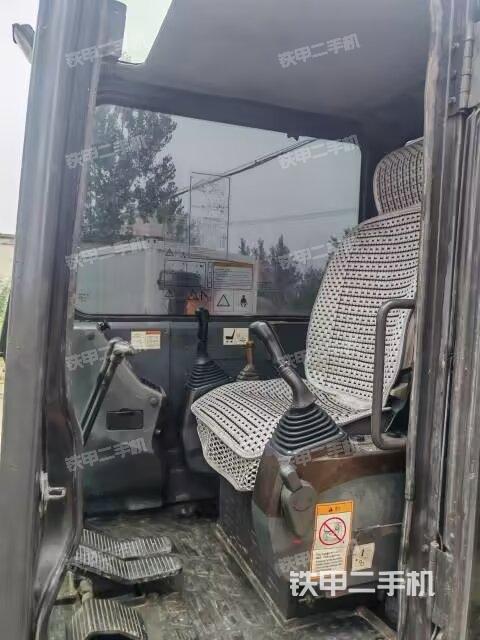 驾驶室顶部（整机外观）