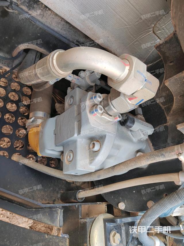 液压泵舱室正面整体（整机外观）