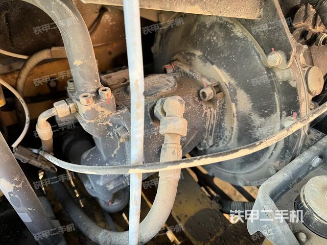 液压泵舱室正面整体（整机外观）