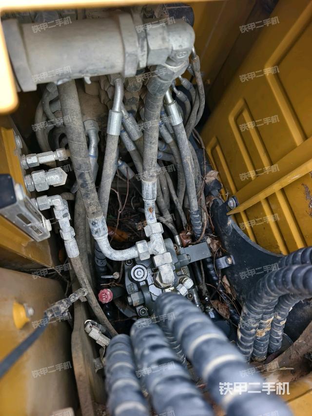 回转马达和主控阀（整机外观）