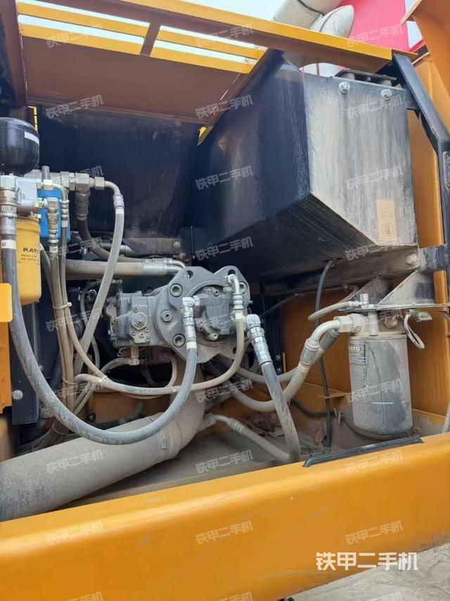 液压泵舱室正面整体（整机外观）