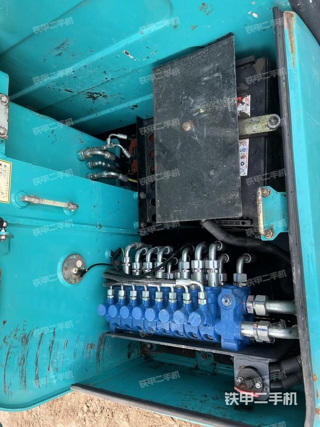 回转马达和主控阀（整机外观）