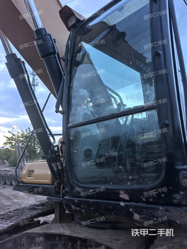 大臂油缸整体 竖拍（工作和回转装置）