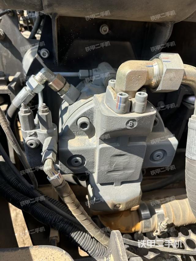 液压泵舱室正面整体（整机外观）