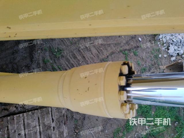 大臂油缸整体 竖拍（工作和回转装置）