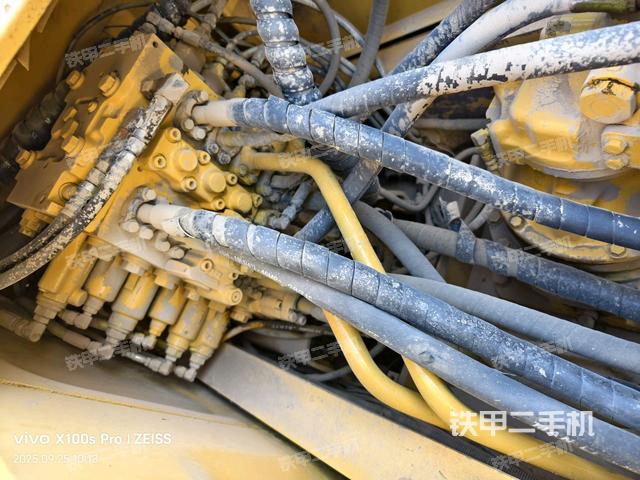 回转马达和主控阀（整机外观）