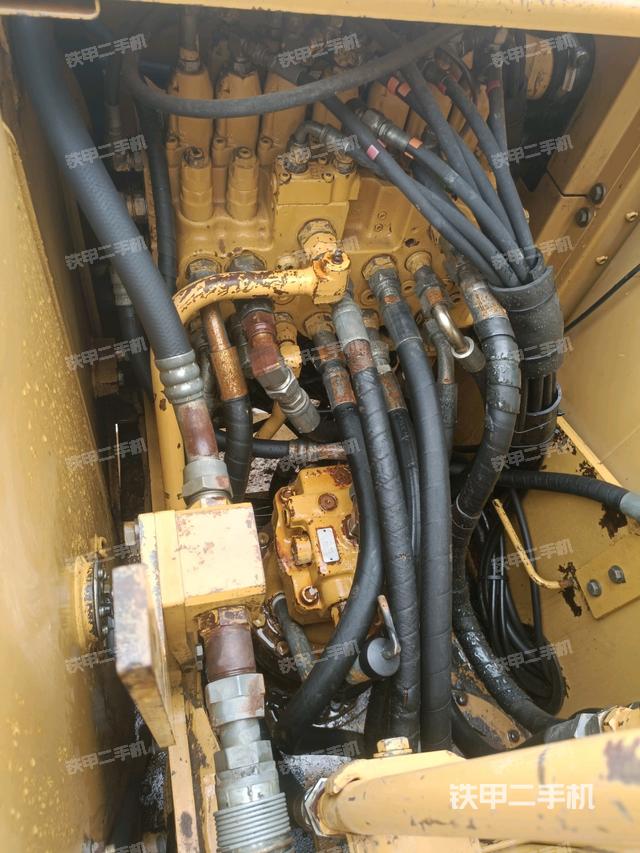 回转马达和主控阀（整机外观）