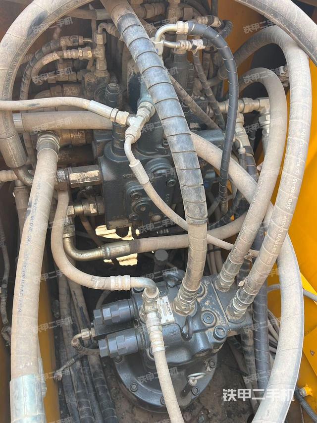 回转马达和主控阀（整机外观）