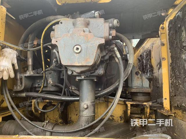 液压泵舱室正面整体（整机外观）