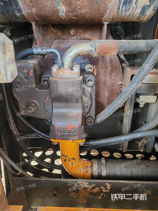 液压泵舱室正面整体（整机外观）