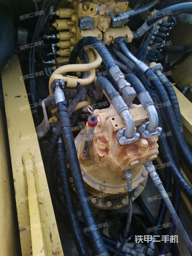 回转马达和主控阀（整机外观）