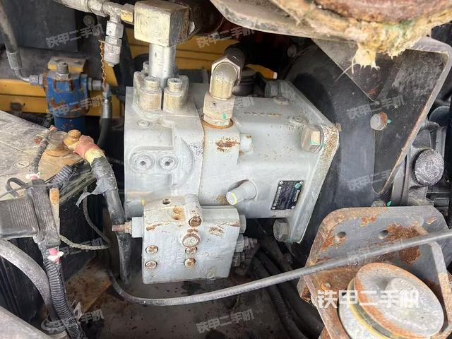 液压泵舱室正面整体（整机外观）