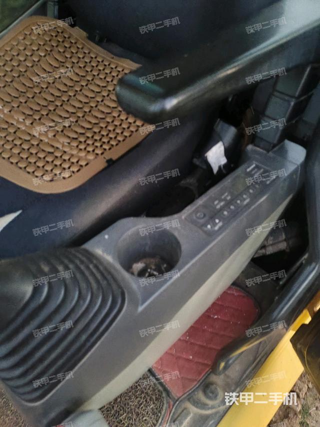 座椅左侧控制台/音响/含左手柄（驾驶室部分）