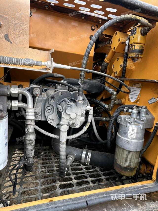 液压泵舱室正面整体（整机外观）