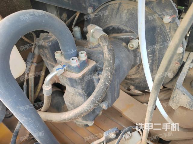 液压泵舱室正面整体（整机外观）