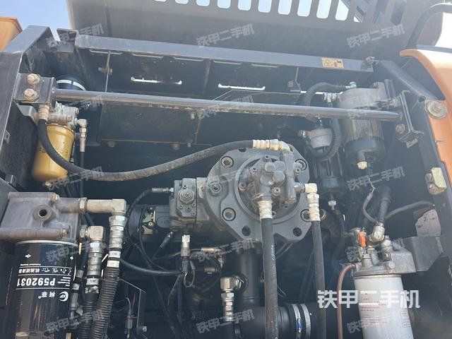 液压泵舱室正面整体（整机外观）