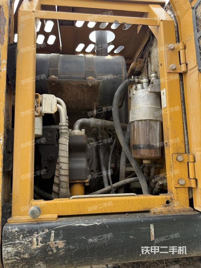 液压泵舱室正面整体（整机外观）