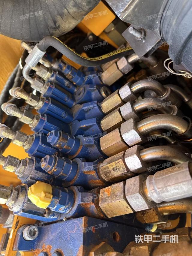 回转马达和主控阀（整机外观）