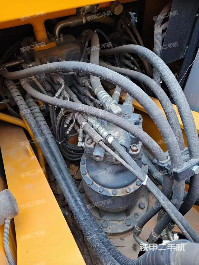 回转马达和主控阀（整机外观）