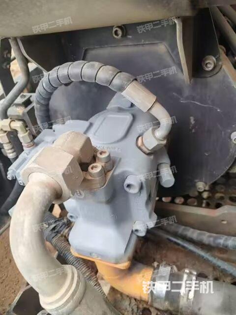 液压泵舱室正面整体（整机外观）