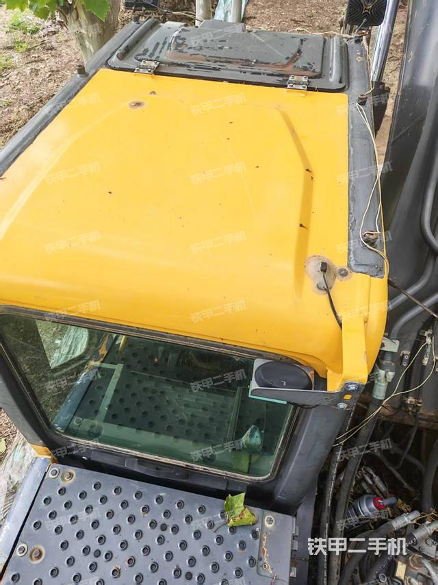 驾驶室顶部（整机外观）