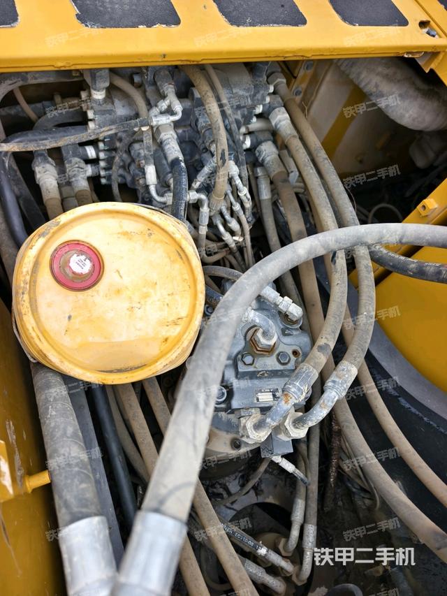 回转马达和主控阀（整机外观）