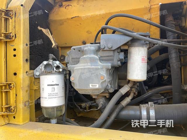 液压泵舱室正面整体（整机外观）