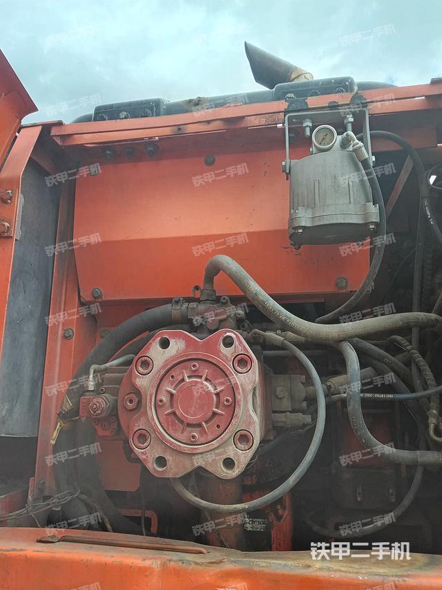 液压泵舱室正面整体（整机外观）