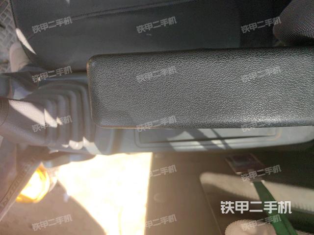 座椅右侧控制台/钥匙门/油门/含右手柄（驾驶室部分）