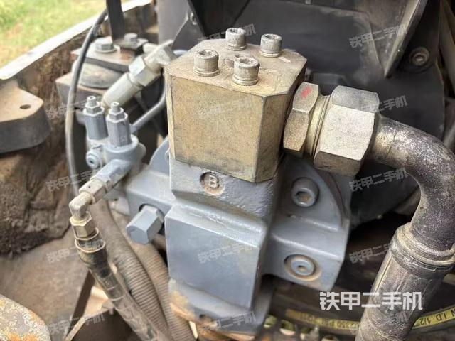 液压泵舱室正面整体（整机外观）