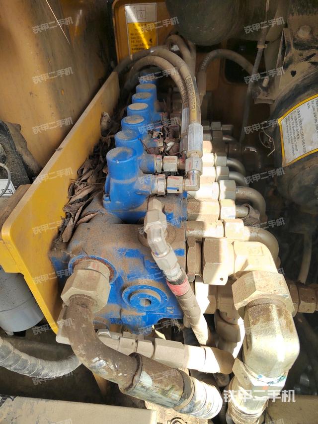 回转马达和主控阀（整机外观）