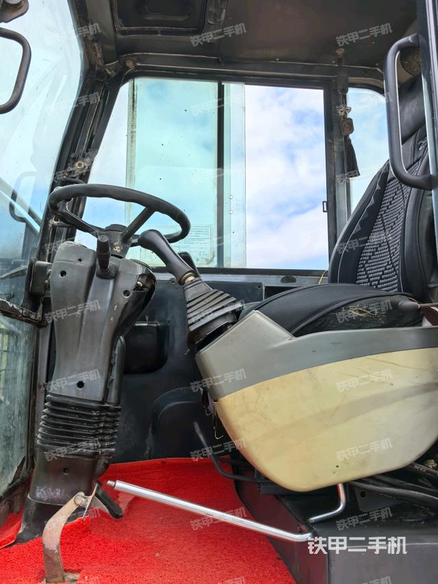 座椅右侧控制台/钥匙门/油门/含右手柄（驾驶室部分）