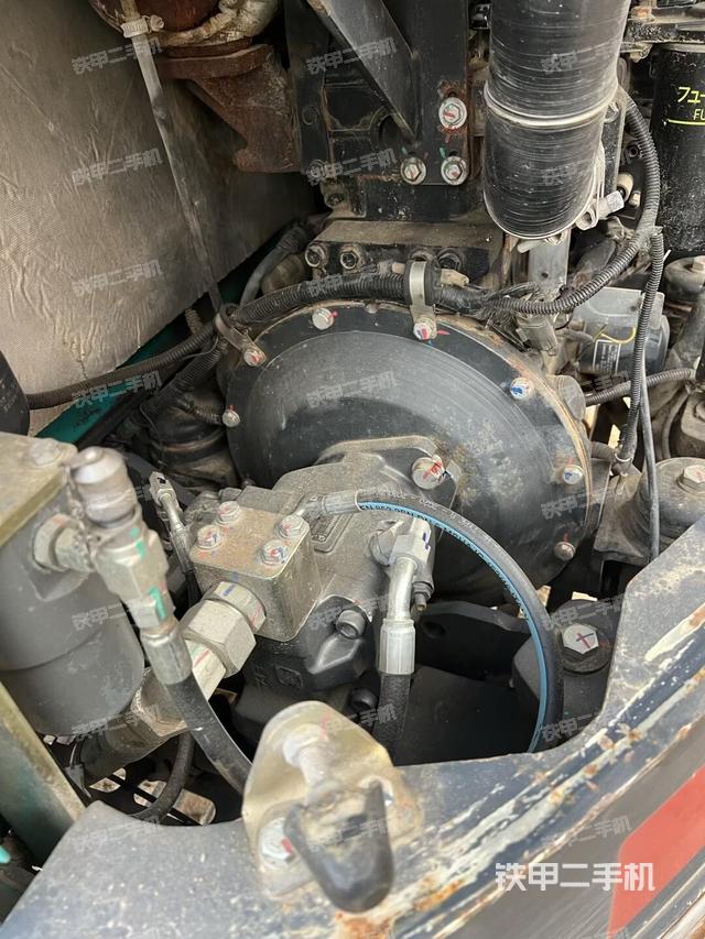 液压泵舱室正面整体（整机外观）