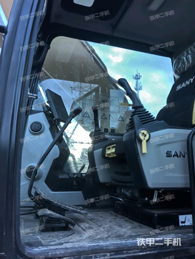 座椅右侧控制台/钥匙门/油门/含右手柄（驾驶室部分）