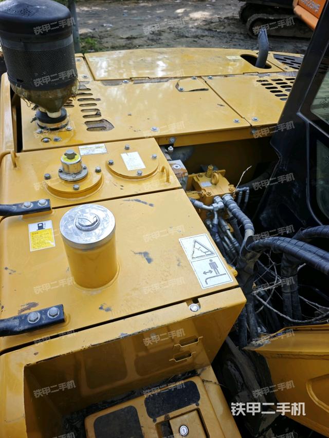 液压泵舱室正面整体（整机外观）