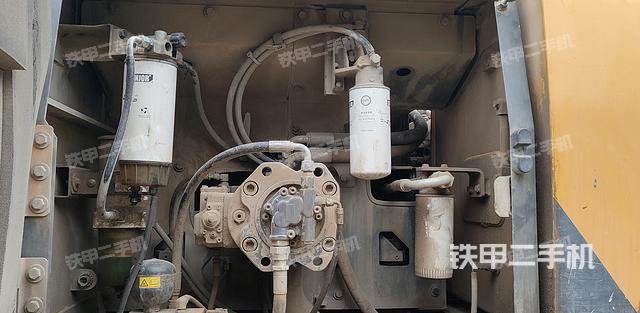 液压泵舱室正面整体（整机外观）