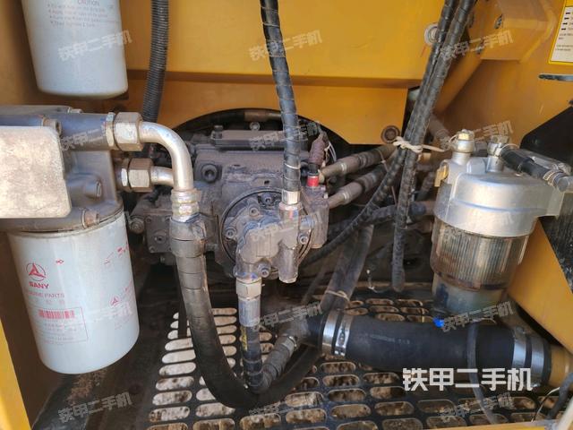 液压泵舱室正面整体（整机外观）