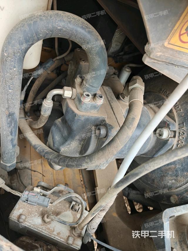 液压泵舱室正面整体（整机外观）