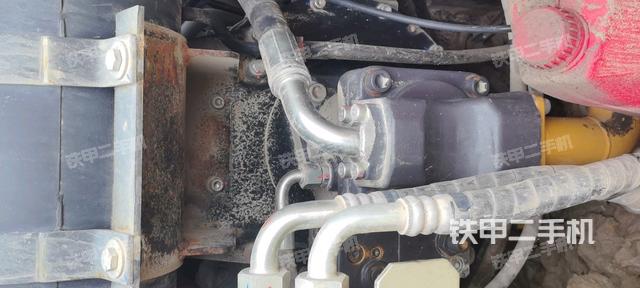 液压泵舱室正面整体（整机外观）