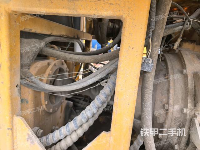 发动机上部全景（压路机发动机舱）