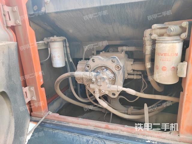 液壓泵艙室正面整體（整機外觀）