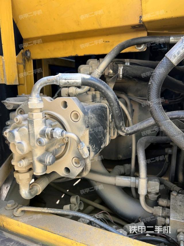 液压泵舱室正面整体（整机外观）