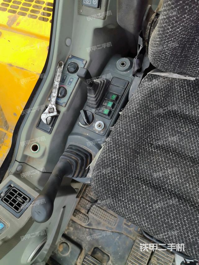 座椅右側(cè)控制臺/鑰匙門/油門/含右手柄（駕駛室部分）