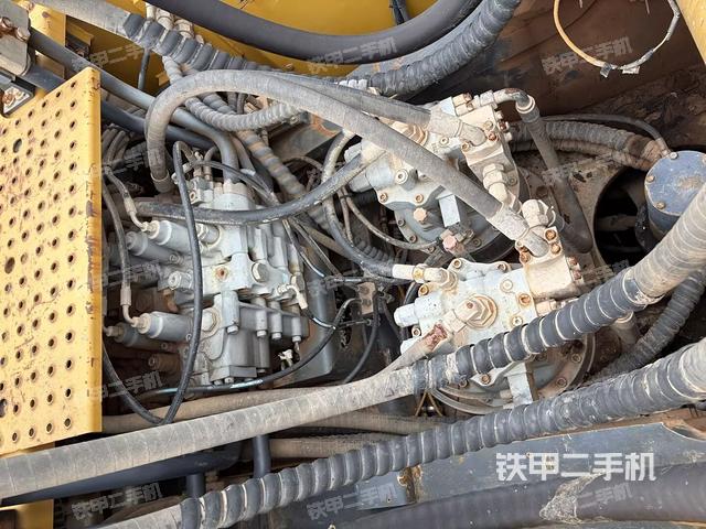 回转马达和主控阀（整机外观）