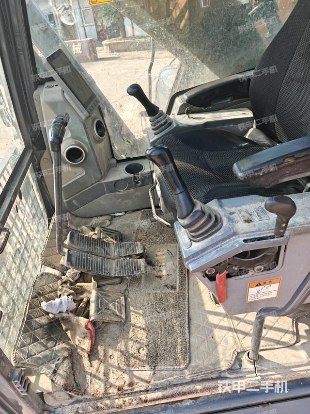 行走控制手柄和踏板?俯拍（駕駛室部分）