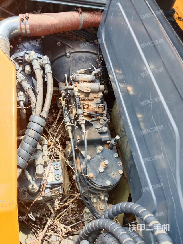 回转马达和主控阀（整机外观）