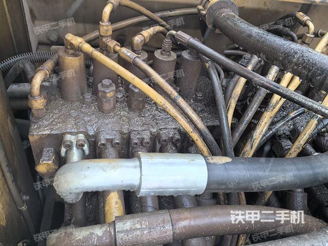 回轉(zhuǎn)馬達(dá)和主控閥（整機(jī)外觀）