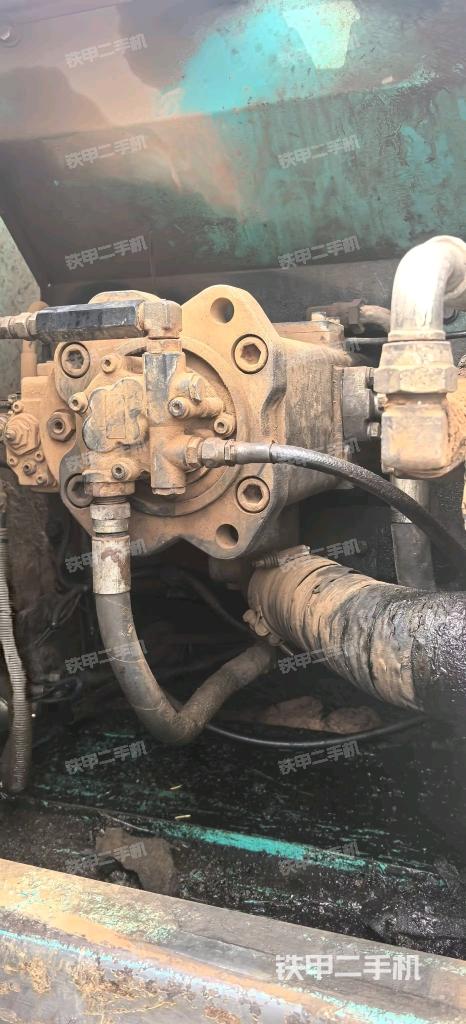 液压泵舱室正面整体（整机外观）