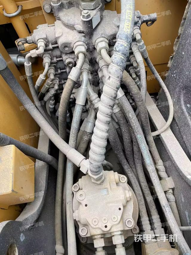 回转马达和主控阀（整机外观）