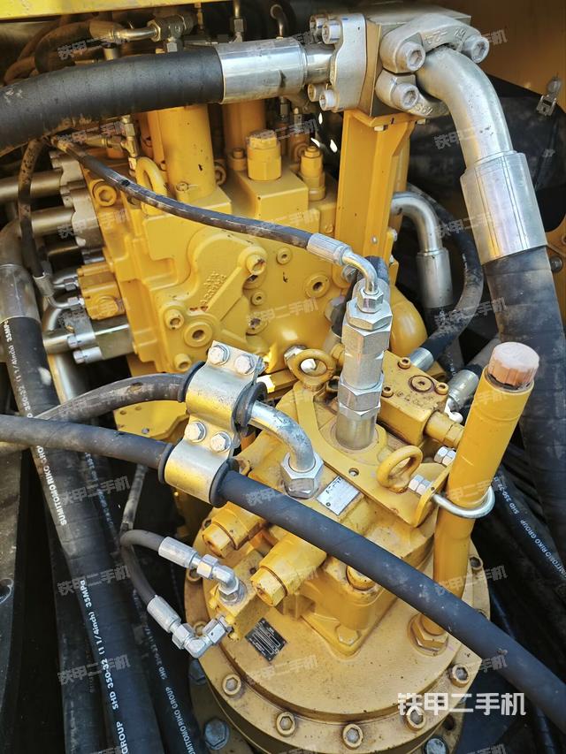 回转马达和主控阀（整机外观）